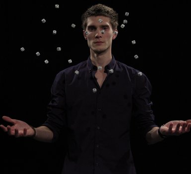 Marco Thomsen med svævende kuber illusion